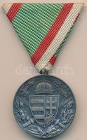 1929. Magyar Háborús Emlékérem kardokkal, sisakkal "Pro Deo et Patria" hadifém kitüntetés mellszalagon T:2 Hungary 1929. Commemorative Medal for World War I for combatants, war metal medal with ribbon C:XF NMK 418.