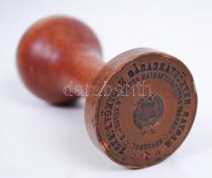 Fa nyelű réz pecsétnyomó 'Magyar Népköztársaság Nagykövetsége' felirattal, középen Kádár címer m: 8cm