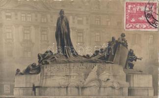 Praha, Staromestske namesti / Old Town Square, Hus statue, photo