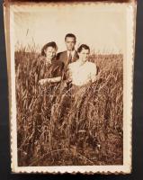 cca 1930 43 db régi családi fotó, mini albumba rendezve, 6x9 cm