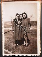 cca 1930 43 db régi családi fotó, mini albumba rendezve, 6x9 cm