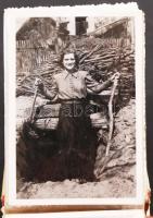 cca 1930 43 db régi családi fotó, mini albumba rendezve, 6x9 cm