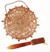 Finoman cizellált falra függeszthető réz tálka és kőberakással díszített levélbontó kés filigrán díszítéssel