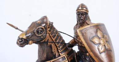 Lovas vitéz, festett műgyanta, jelzés nélkül, sérült, m: 24 cm