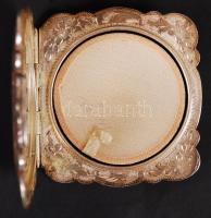 Ezüst pudrié, jelzett (900-as), eredeti tükörrel, gazdagon díszített, bruttó:92 g, 7,5×7,5 cm