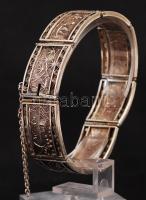 Ezüst (Ag.) karkötő, jelzett, biztonsági lánccal, nettó: 30g