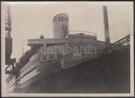1939 A Bremen gőzös a hazai kikötőben feliratozott sajtófotó/ Steamer Bremen press photo 17x13 cm