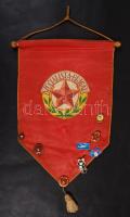 cca 1970 Szocialista brigádzászló jelvényekkel 40x20 cm