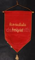 cca 1970 Szocialista brigádzászló jelvényekkel 40x20 cm