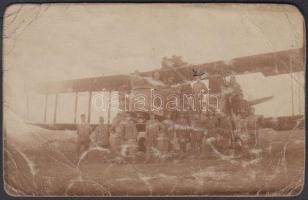 1918 2 db katonai fotó: Udine, Repülősök; ebéd utáni katonai csoportkép, 8x13 és 9x14 cm / world war I. photos