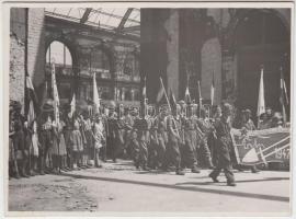 1947 Foto MAFIRT: A jugoszláviai útról visszaérkező MADISZ fiatalok a Keleti pályaudvar előtt, a pályaudvar még magán viseli a háborús pusztítások nyomait, feliratozva, pecséttel jelzett, 8x11 cm