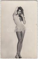 cca 1960 Photo Sam Levin: Brigitte Bardot színésznő fehérneműben, finoman erotikus fotólap, feliratozva, 9x14 cm