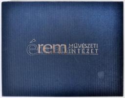 Az Éremművészeti Intézet éremtartó kazettája 1 kivehető tálcával, összesen 24 férőhellyel használt, ...