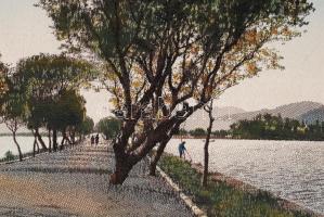 Távol kelti panorámás gobelin kép, apró hibákkal, nagyméretű, sérült keretben, 26×120 cm