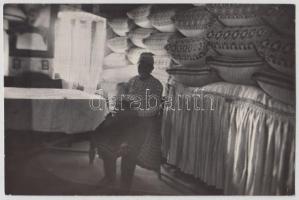 cca 1920-1930 Kerny István (1879-1963): Tiszta szoba, sok díszpárnával, vintage néprajzi fotó, pecséttel jelzett, 11x17 cm