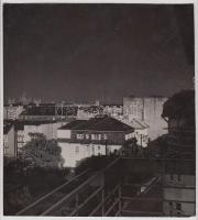 cca 1920-1930 Kerny István (1879-1963): A kék fény kikapcsolása a fényképezésből, feliratozott, pecséttel jelzett, vintage fotó, 19x17 cm