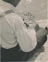 cca 1935 Kinszki Imre (1901-1945): Kártyaparti, vintage vintage fotóművészeti alkotás, feliratozott, a szerző hagyatékából, 11x8 cm