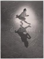 1936 Szendrő István (1908-2000): Jégtánc, jelzetlen vintage fotóművészeti alkotás, a szerző hagyatékából, 23x17 cm
