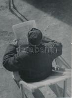 1934 Pöltinger Gusztáv (Sopron): Újságolvasó, jelzetlen vintage fotó, a szerző hagyatékából, 20x14 cm