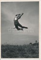 cca 1930-1940 Szöllősy Kálmán (1887-1976): Felugrás, pecséttel jelzett vintage fotóművészeti alkotás, 16x11 cm