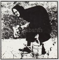 cca 1990 Csigó László: Hajlott hátú néni, pecséttel jelzett vintage fotóművészeti alkotás, 16x16 cm