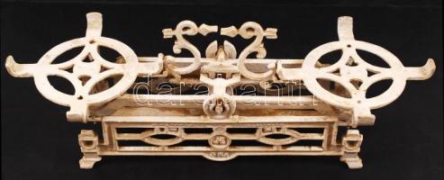 Háború előtti karos konyhamérleg, jelzett, réz tálak nélkül, festett fém, 16×44 cm