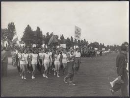 cca 1950-1960 Bojár Sándor (1914-2000) felvétele egy budapesti, kerületek közötti sportverseny résztvevőiről, 18x24 cm