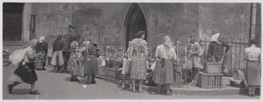 1956 Sevcsik Jenő (1899-1996): Kassa, kispiac a templom mellett, aláírt vintage fotó, 9x24 cm