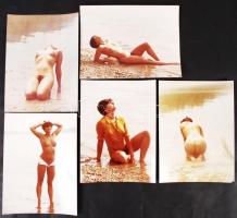cca 1970-1980 Színes, finoman erotikus fényképek egy naturista hölgyről, a napfény, a víz, a természet élvezetéről, 5 db fotó, 24x18 cm / erotic photos