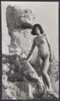 cca 1960-1970 A természetjáró szabadsága, finoman erotikus aktfotó, 21x12 cm / erotic photo