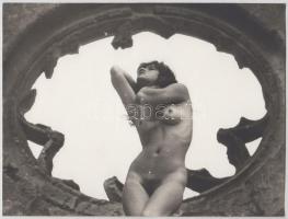 cca 1960-1970 Keretbe foglalva, finoman erotikus aktfotó, 17x23 cm / erotic photo