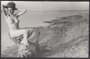 cca 1960-1970 Dunai sellő, finoman erotikus fénykép, 11x18 cm / erotic photo