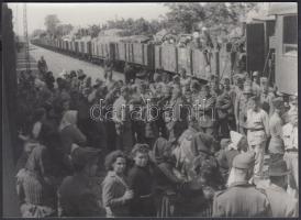 1942 Thöresz Dezső (1902-1963): Ameddig lehet, vonattal. A 2. magyar hadsereg kivonulása a Don-kanyarhoz. A szerző az oda utat fényképezte, kb. 130-150 eredeti negatív őrzi a katonák harctérre vonulását, ez a kép mai másolat a gyűjteményben található eredeti negatívról, 12x17 cm