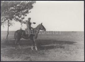 1942 Thöresz Dezső (1902-1963): A parancsnok lova. A 2. magyar hadsereg kivonulása a Don-kanyarhoz. A szerző az oda utat fényképezte, kb. 130-150 eredeti negatív őrzi a katonák harctérre vonulását, ez a kép mai másolat a gyűjteményben található eredeti negatívról, 12x17 cm