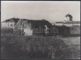 1942 Thöresz Dezső (1902-1963): Ukrán falucska, a kép mai másolat eredeti negatívról, 12x17 cm