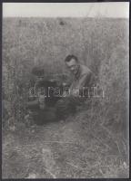 1942 Thöresz Dezső (1902-1963): Álcázott sátor előtt. A 2. magyar hadsereg kivonulása a Don-kanyarhoz. A szerző az oda utat fényképezte, kb. 130-150 eredeti negatív őrzi a katonák harctérre vonulását, ez a kép mai másolat a gyűjteményben található eredeti negatívról, 12x17 cm