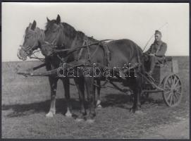 1942 Thöresz Dezső (1902-1963): Társzekéren. A 2. magyar hadsereg kivonulása a Don-kanyarhoz. A szerző az oda utat fényképezte, kb. 130-150 eredeti negatív őrzi a katonák harctérre vonulását, ez a kép mai másolat a gyűjteményben található eredeti negatívról, 12x17 cm cm