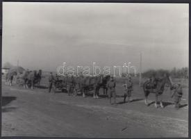 1942 Thöresz Dezső (1902-1963): Átvonulás egy ukrán falun. A 2. magyar hadsereg kivonulása a Don-kanyarhoz. A szerző az oda utat fényképezte, kb. 130-150 eredeti negatív őrzi a katonák harctérre vonulását, ez a kép mai másolat a gyűjteményben található eredeti negatívról, 12x17 cm