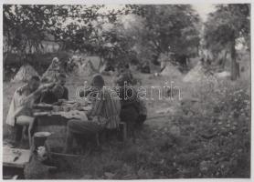 1942 Thöresz Dezső (1902-1963): Reggeli. A 2. magyar hadsereg kivonulása a Don-kanyarhoz. A szerző az oda utat fényképezte, kb. 130-150 eredeti negatív őrzi a katonák harctérre vonulását, ez a kép mai másolat a gyűjteményben található eredeti negatívról, 12x17 cm