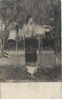 Romanian folklore, water carrier (fl)