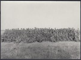 1942 Thöresz Dezső (1902-1963): Csoportkép. A 2. magyar hadsereg kivonulása a Don-kanyarhoz. A szerző az oda utat fényképezte, kb. 130-150 eredeti negatív őrzi a katonák harctérre vonulását, ez a kép mai másolat a gyűjteményben található eredeti negatívról, 12x17 cm