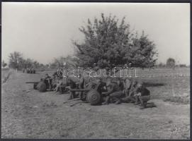 1942 Thöresz Dezső (1902-1963): Gyakorlat. A 2. magyar hadsereg kivonulása a Don-kanyarhoz. A szerző az oda utat fényképezte, kb. 130-150 eredeti negatív őrzi a katonák harctérre vonulását, ez a kép mai másolat a gyűjteményben található eredeti negatívról, 12x17 cm