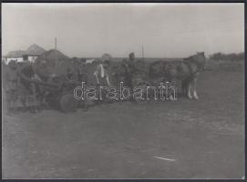 1942 Thöresz Dezső (1902-1963): Ló vontatta ágyú és személyzete. A 2. magyar hadsereg kivonulása a Don-kanyarhoz. A szerző az oda utat fényképezte, kb. 130-150 eredeti negatív őrzi a katonák harctérre vonulását, ez a kép mai másolat a gyűjteményben található eredeti negatívról, 12x17 cm