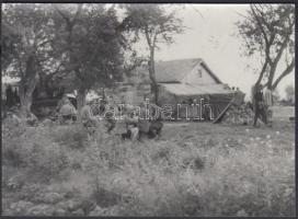 1942 Thöresz Dezső (1902-1963): Pihenő egy tanya mellett. A 2. magyar hadsereg kivonulása a Don-kanyarhoz. A szerző az oda utat fényképezte, kb. 130-150 eredeti negatív őrzi a katonák harctérre vonulását, ez a kép mai másolat a gyűjteményben található eredeti negatívról, 12x17 cm