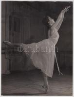 cca 1960 Kotnyek Antal (1921-1990): Balettspicc, jelzetlen vintage fotóművészeti alkotás, a szerző hagyatékából, 24x18 cm