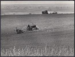 1967 Balla A.: Szántó-vetők, feliratozott vintage fotó, 18x24 cm