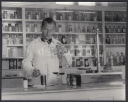 cca 1930-1940 Thöresz Dezső (1902-1963): A család békéscsabai patikája, korabeli negatívokról készít...