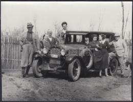 cca 1920-1930 Az első autó a családban, korabeli negatívról készített későbbi másolat, 13x17 cm