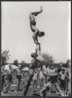 cca 1930 Embergúla, alkalmi akrobaták produkciója a strandon, korabeli negatívról készített későbbi másolat, 17x13 cm