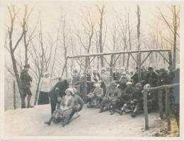 cca 1900-1910 Egy kép a Budai hegyekből: szánkózók a Normafánál, 8x10 cm